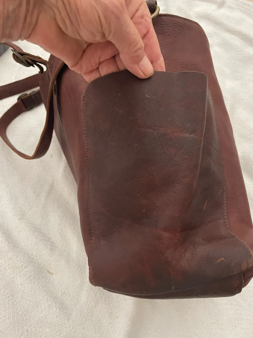 Duluth Trading Co Lifetime Leather Travel Duffle Bag Brown with Shoulder Strap